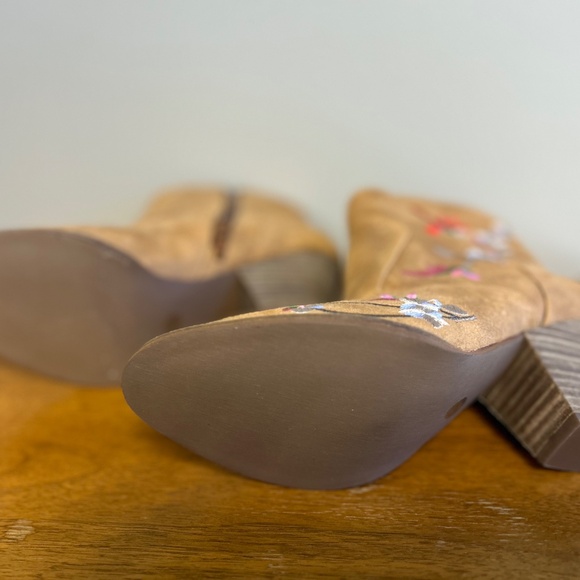 Diba Tan Suede Boho Booties with Floral Embroidery Size 6.5M - Picture 6 of 9